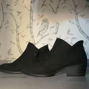 Cute little black boots🖤